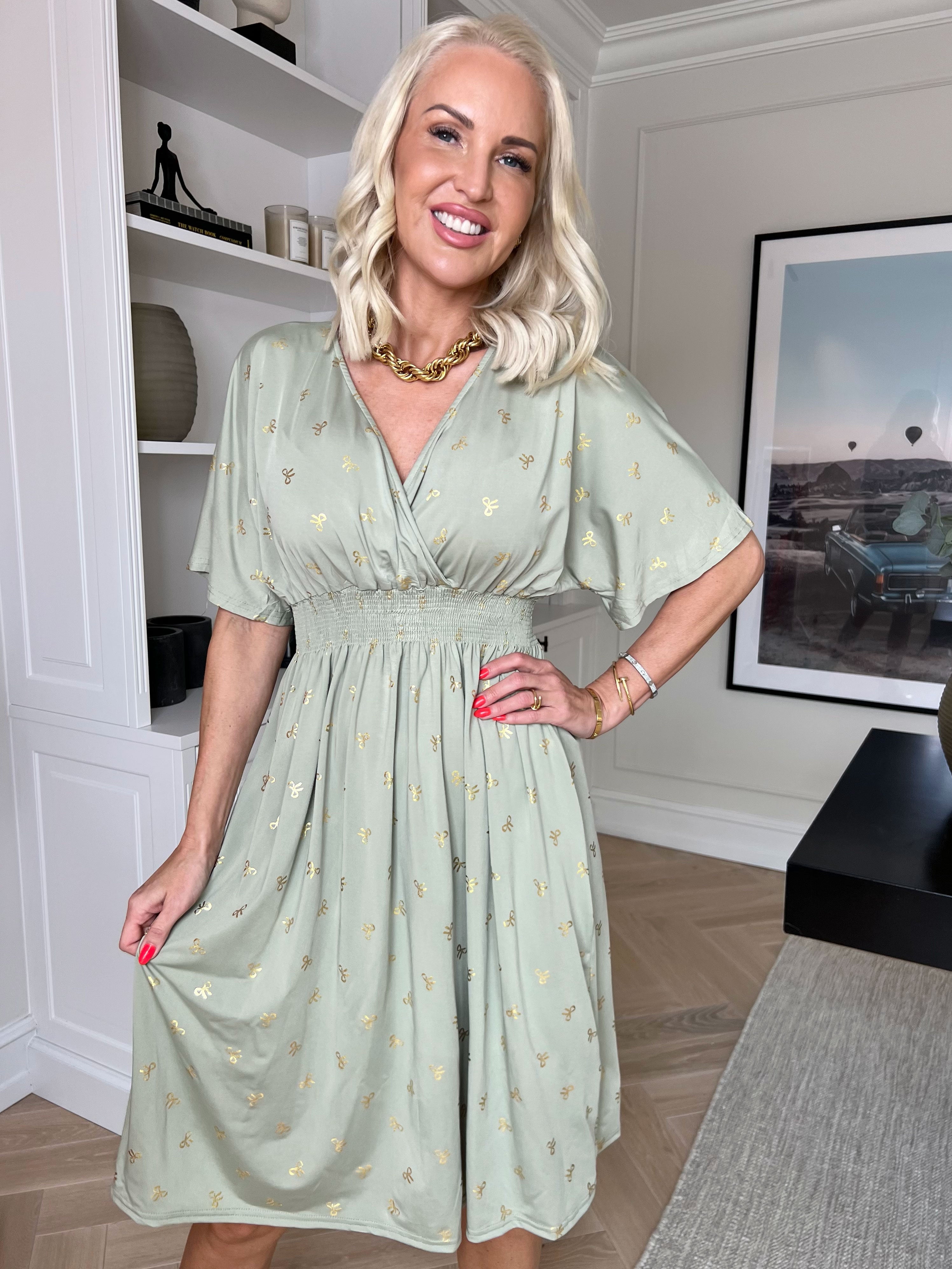 Pams Gold Bow Short - Elastisk kjole med smock i livet og fine guld sløjfer